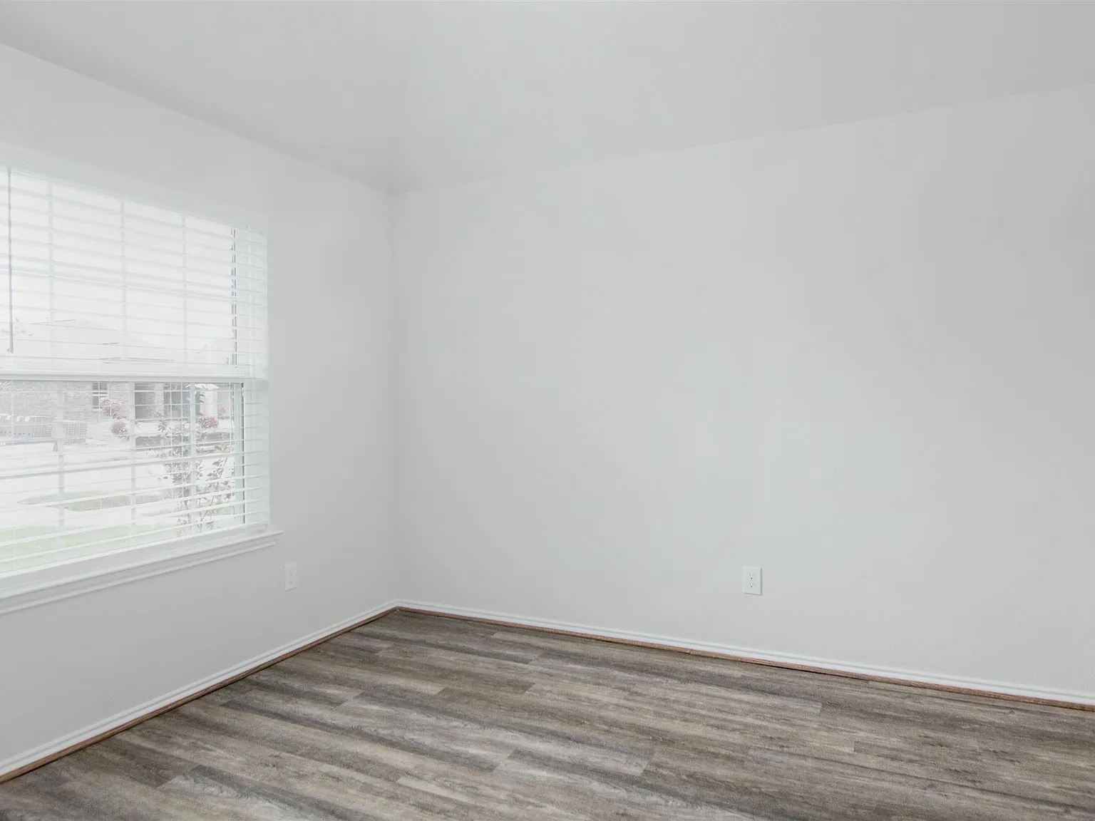 4 bed, 2.0 bath, 1944 sqft, $2,395 — Photo 4