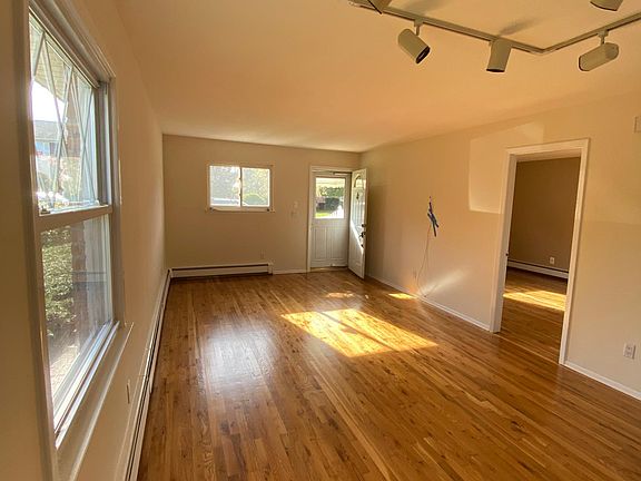 4th image of 25 Gaffney St APT 1