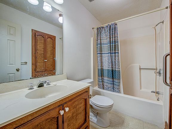 2nd image of 709 Lampwick Ct