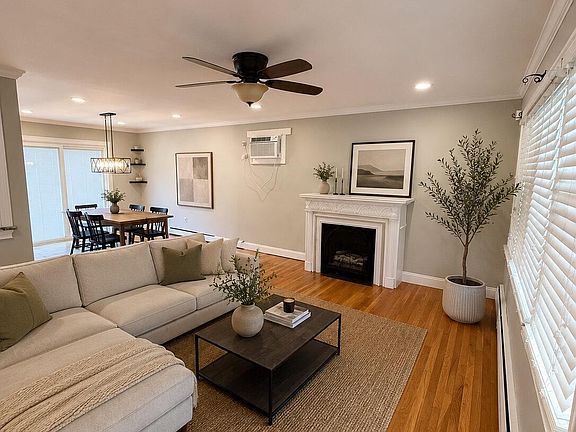 3rd image of 601 Harmony Rd