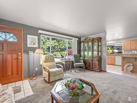 2nd image of 390 Glengarry Drive