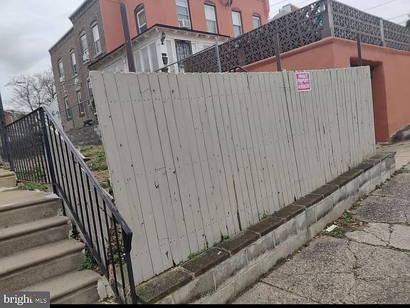 3rd image of 922 W Tabor Rd