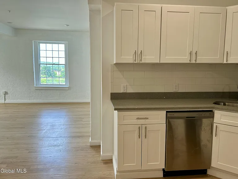 155 River St #5B — Photo 17