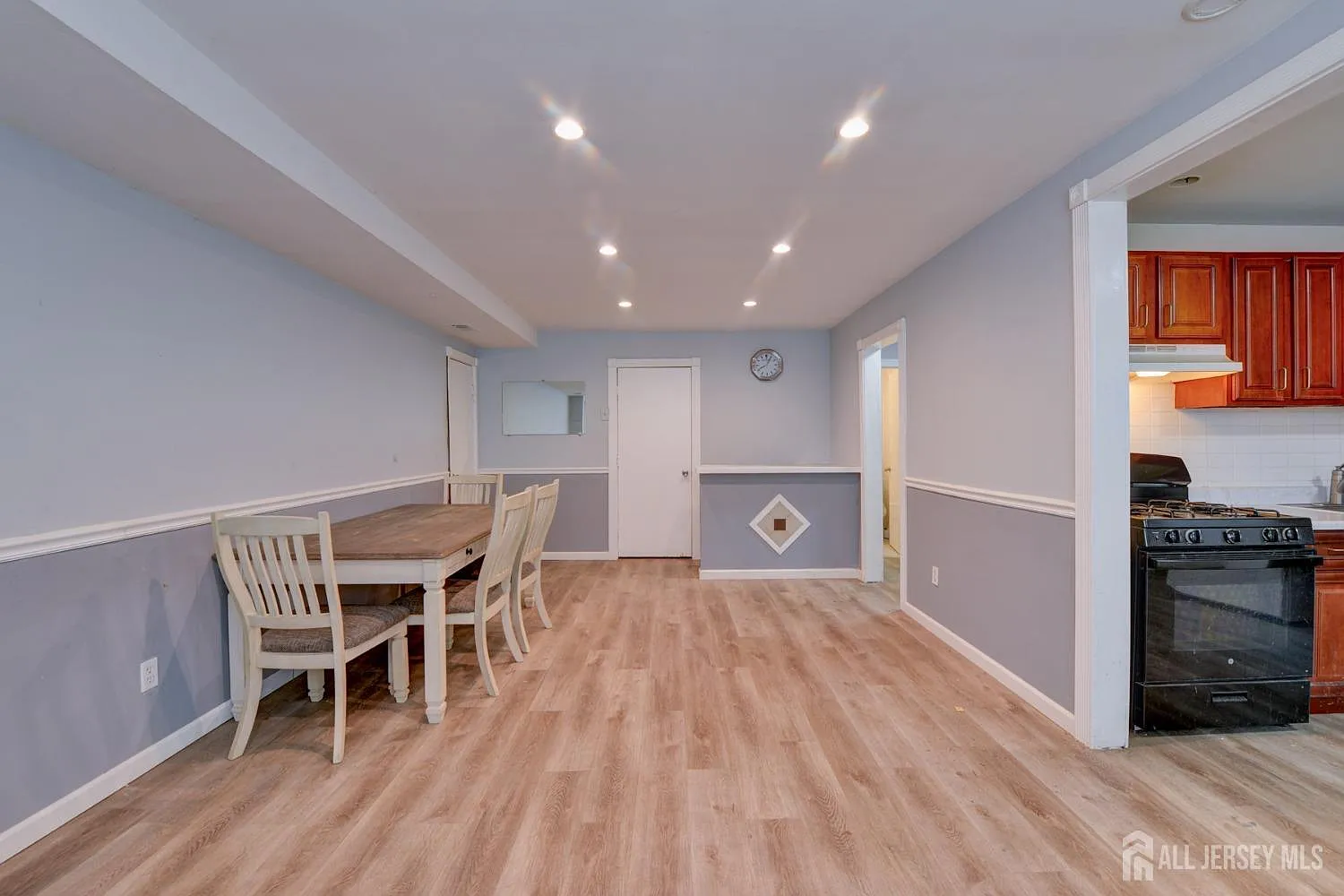 2 bed, 1.0 bath, 884 sqft, $2,000 — Photo 3