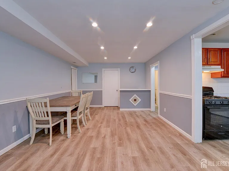 382 College Dr — Photo 3