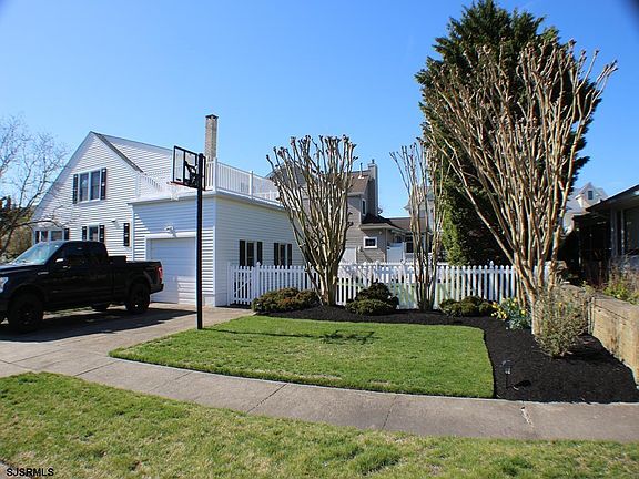 3rd image of 814 Wesley Rd