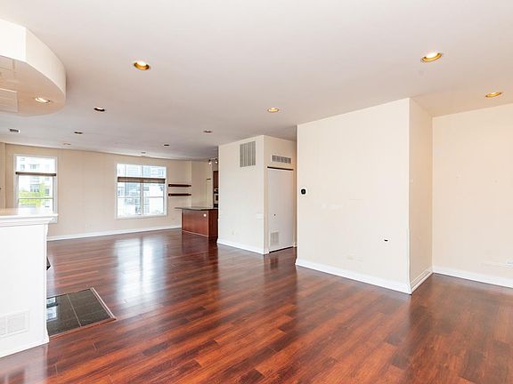 4th image of 550 W Fulton St APT 604