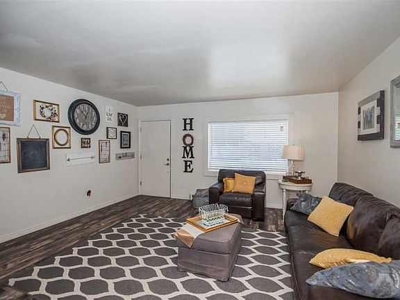 2nd image of 1304 E La Mesa St
