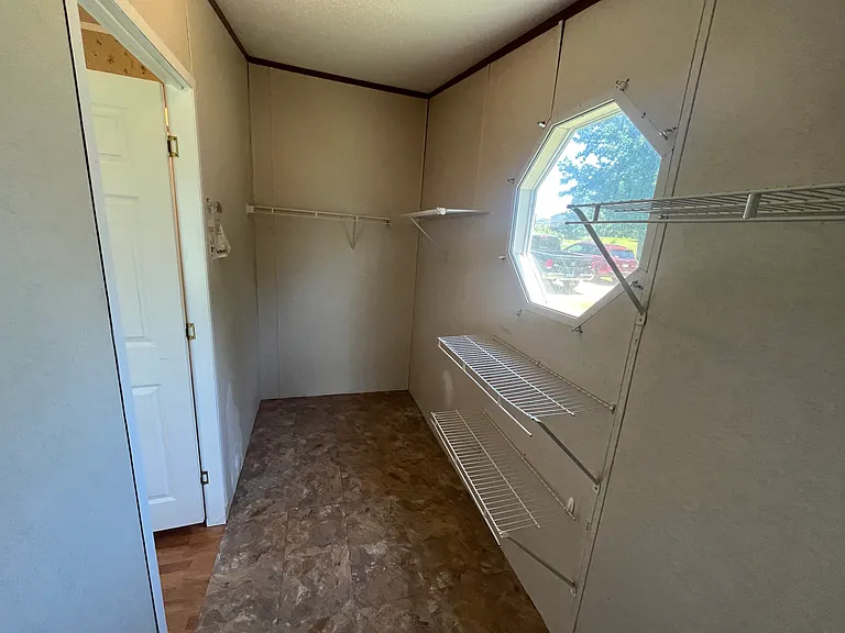 539 Valleybrook Ln — Photo 16
