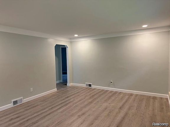 5th image of 20760 Ridgedale St