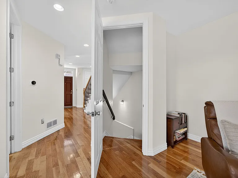2933 Lawrence St — Photo 7
