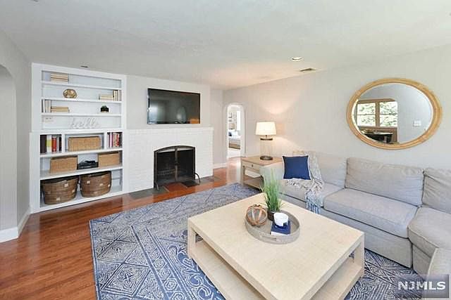 1st image of 55 Sherwood Dr
