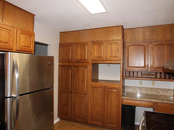 5th image of 1001 N Lea Ave
