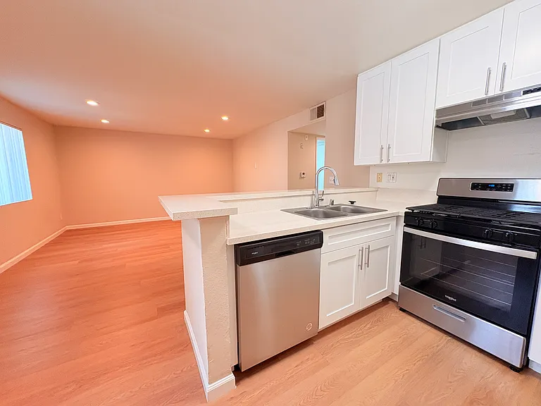 615 W Milford St — Photo 22
