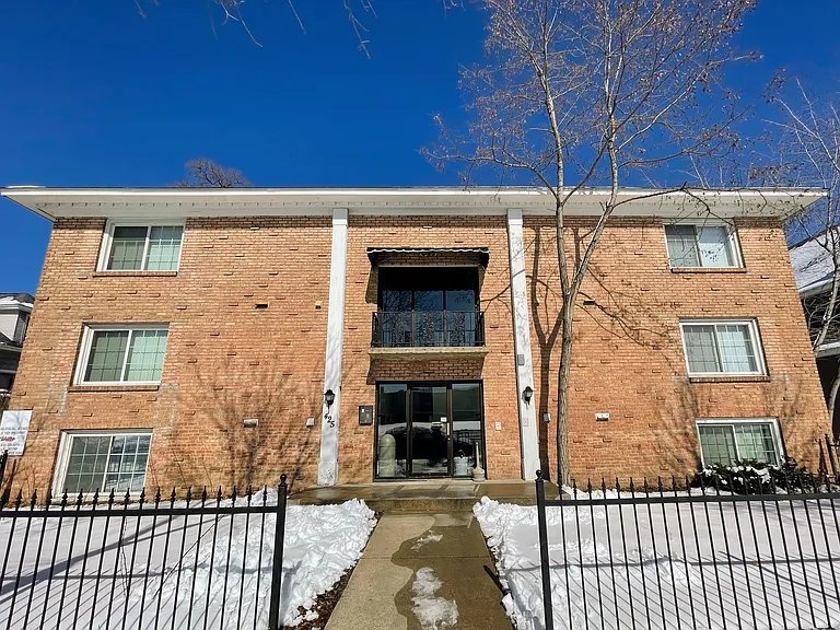 425 University Ave SE — Photo 1