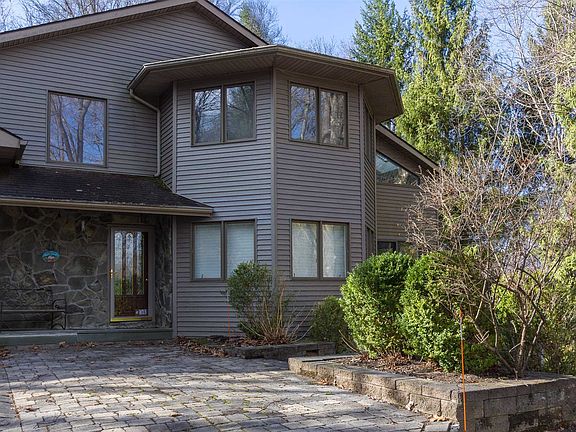 3rd image of 16 Connelly Dr