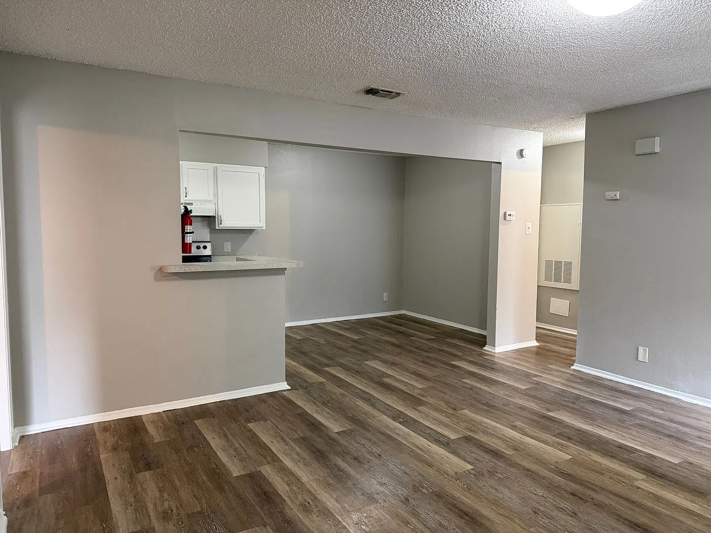 Spacious 2 Bedroom Apartment Near Edison — Photo 3