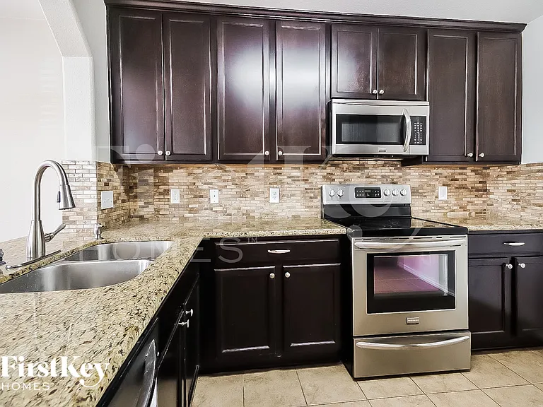 1621 Perennial Ln — Photo 8