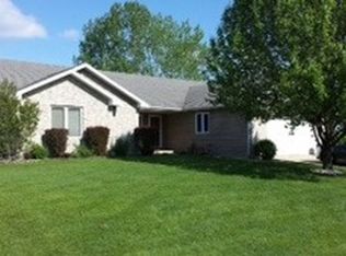 825 Cambridge Dr, Paxton, IL 60957