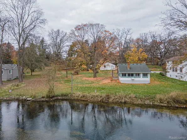 9351 Shannon Dr, Brighton, MI 48116