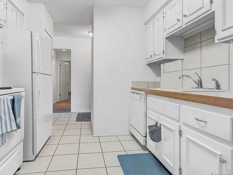 721 W Maple Rd — Photo 9