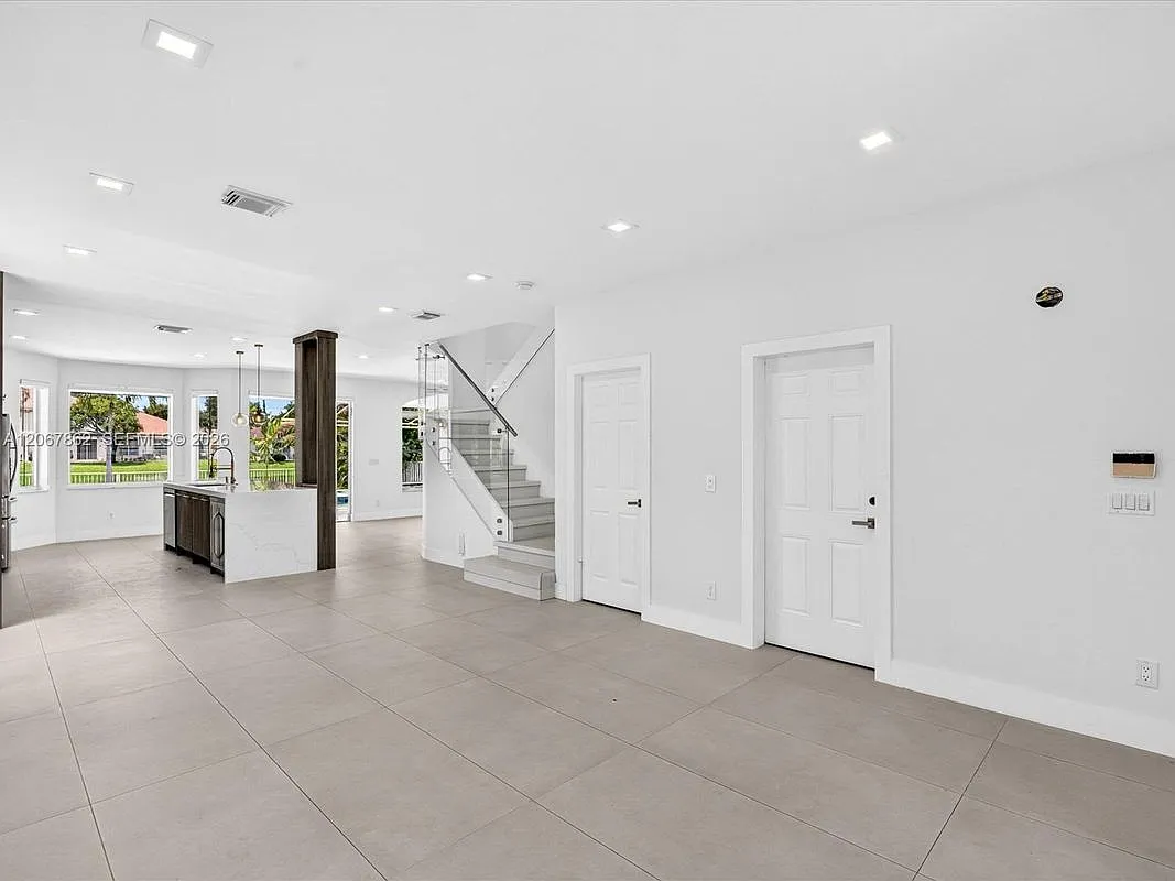 5 bed, 4.0 bath, 2400 sqft, $6,700 — Photo 3