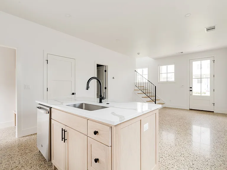 1032 Hangar Dr — Photo 8