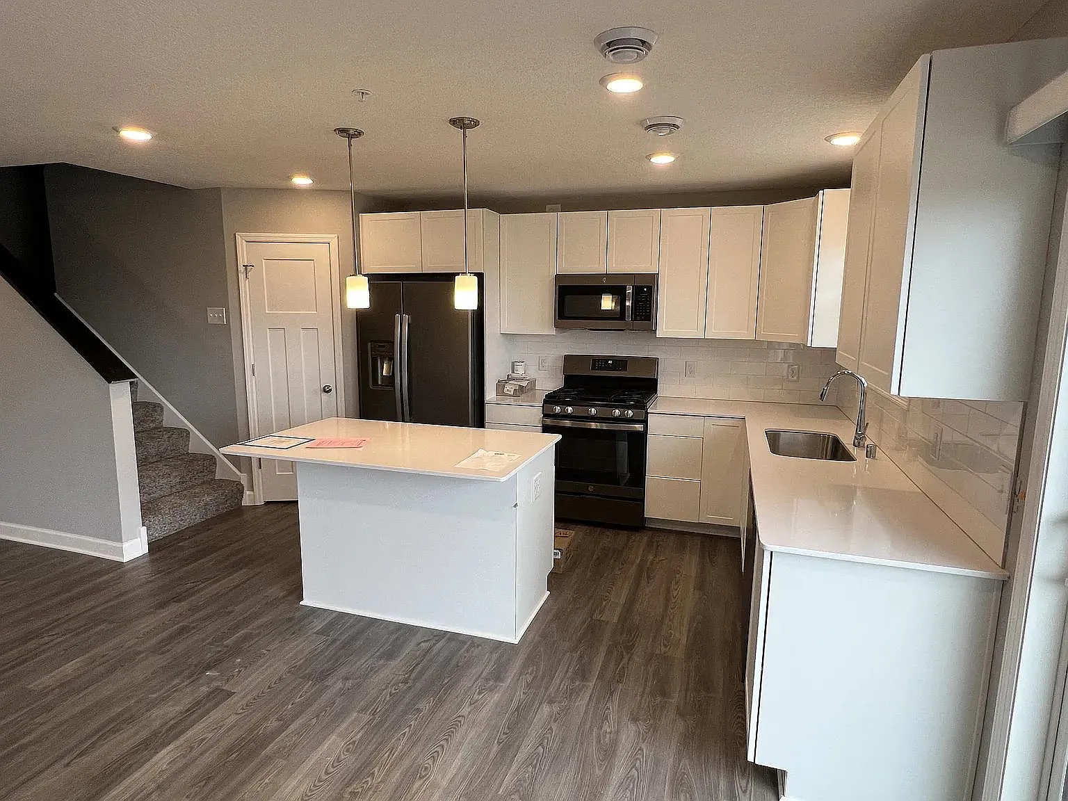 3 bed, 1804 sqft, $2,649 — Photo 2