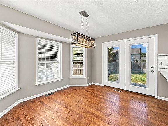 3rd image of 820 SE 11th Ter