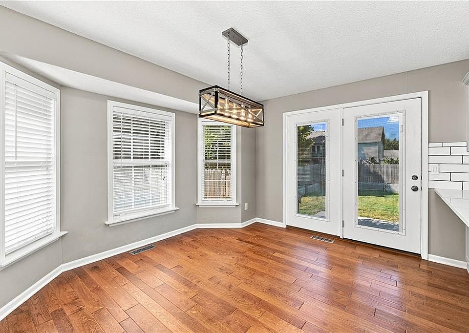 820 SE 11th Ter, Lees Summit, MO 64081 | Zillow