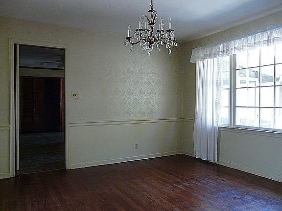 3rd image of 2963 Clairmont Ave