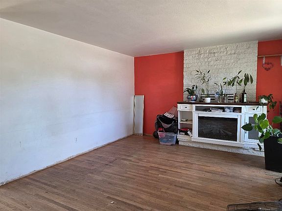 4th image of 807 Discovery St