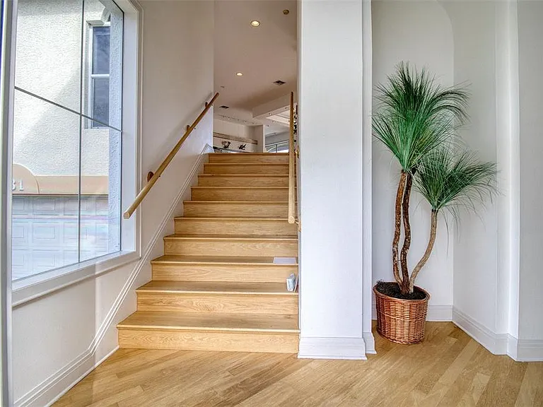 131 Sands Point Dr — Photo 2