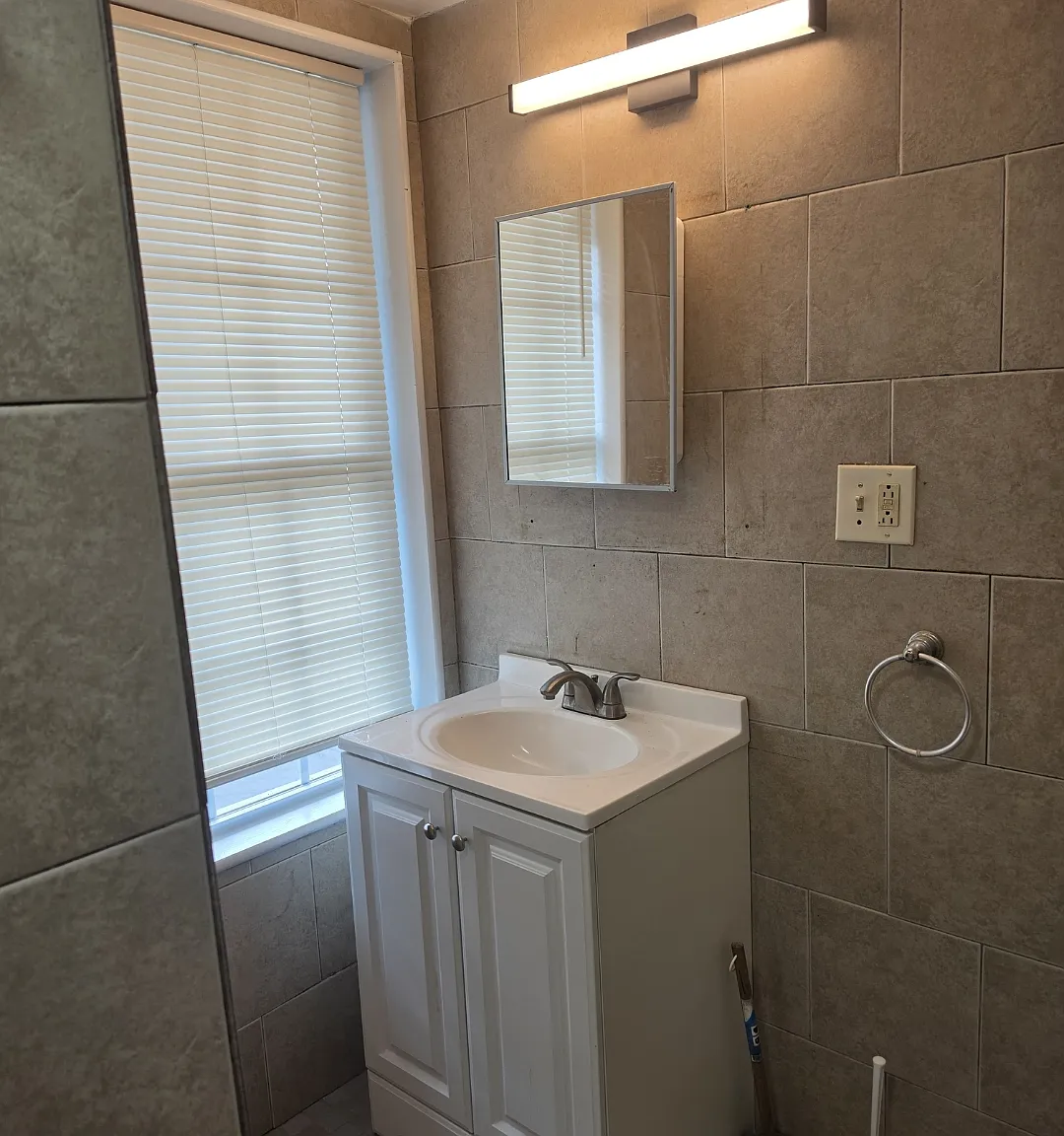 2 bed, 800 sqft, $1,300 — Photo 3