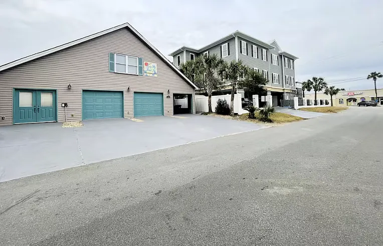 5 bed, 3350 sqft, $4,600 — Photo 2