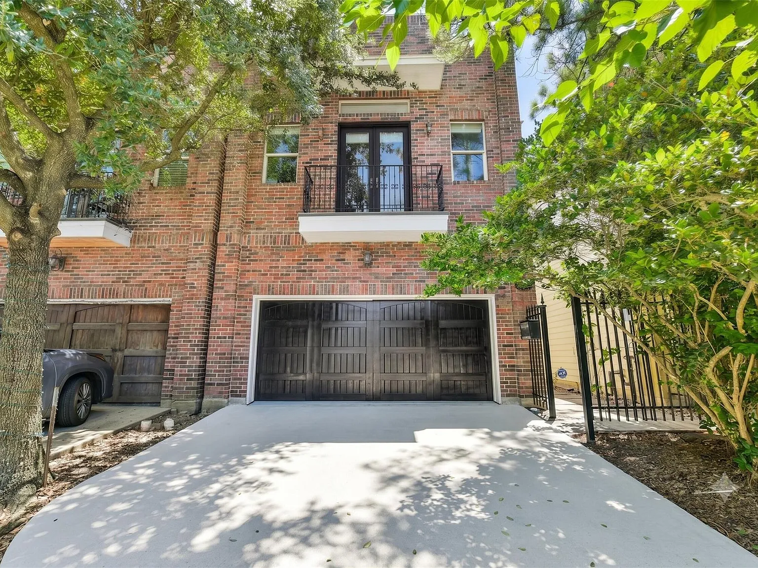 3 bed, 2.5 bath, 2283 sqft, $4,100 — Photo 2
