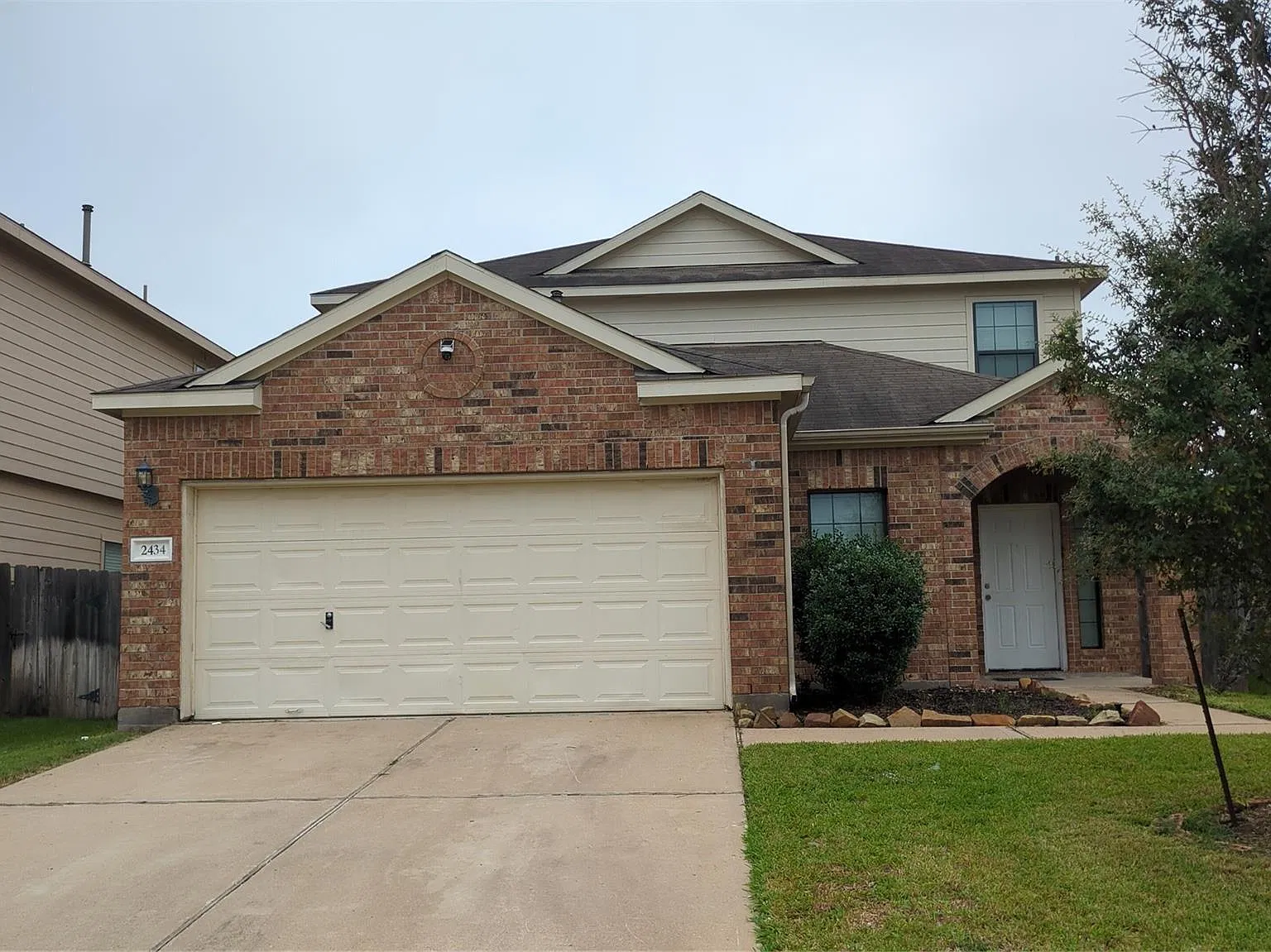4 bed, 2.5 bath, 2077 sqft, $1,950 — Photo 2