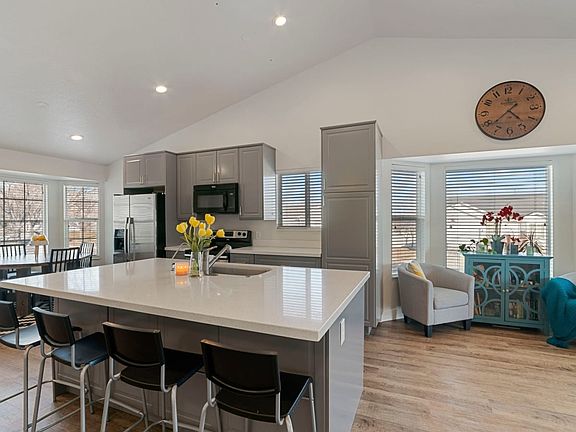 3rd image of 303 W Peach Pl