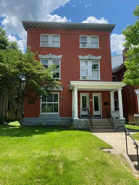 1042 Everett Ave — Photo 4