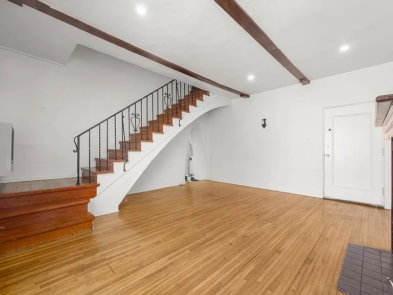 226 S Fuller Ave — Photo 1