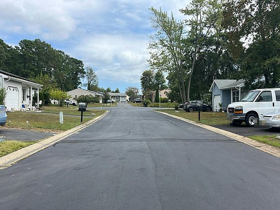 4th image of 13 Hampshire Ln