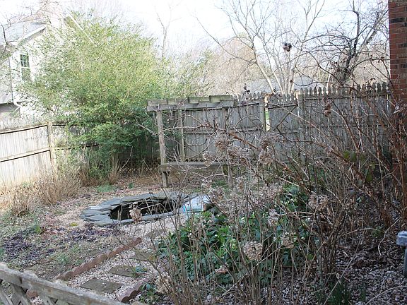 Side Garden w/ Water Feature