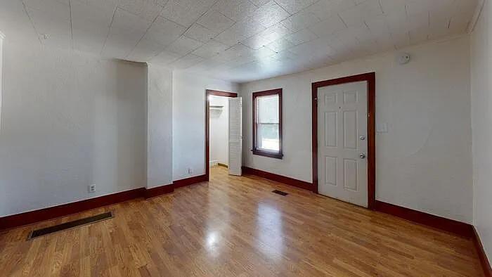 302 4th St NE — Photo 6