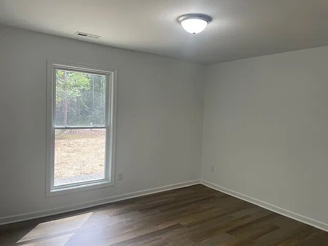 4 bed, 1056 sqft, $2,100 — Photo 2