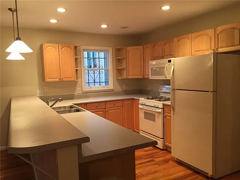 685 Garibaldi St SW — Photo 4