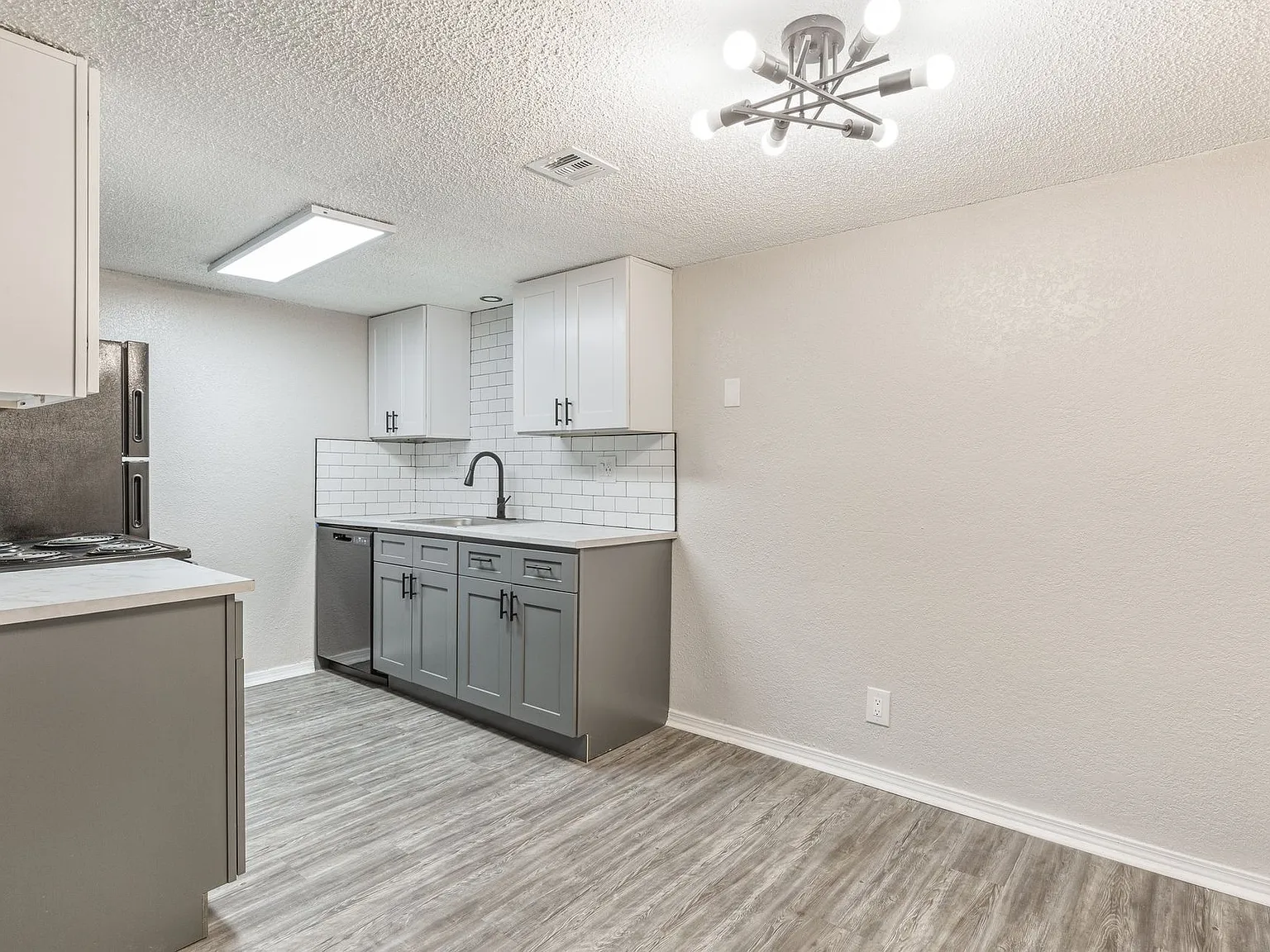 Chateau 68 Apartments — Photo 4