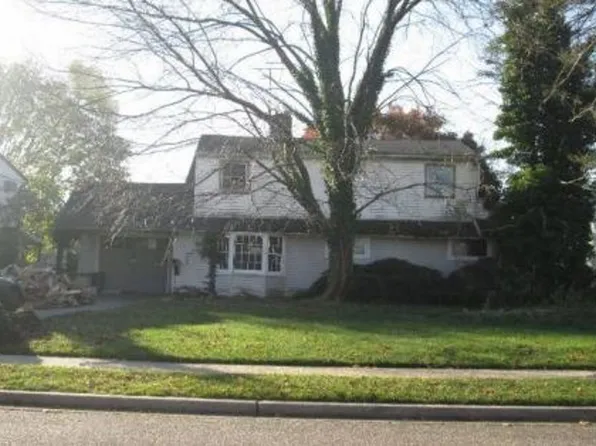 36 Bayberry Ln, Levittown, NY 11756