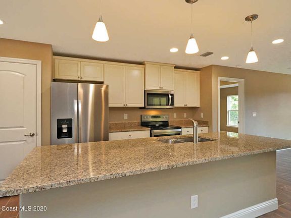 4th image of 828 Sparkle St SE