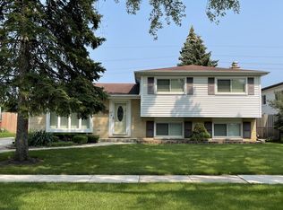 755 Victoria Rd, Des Plaines, IL 60016