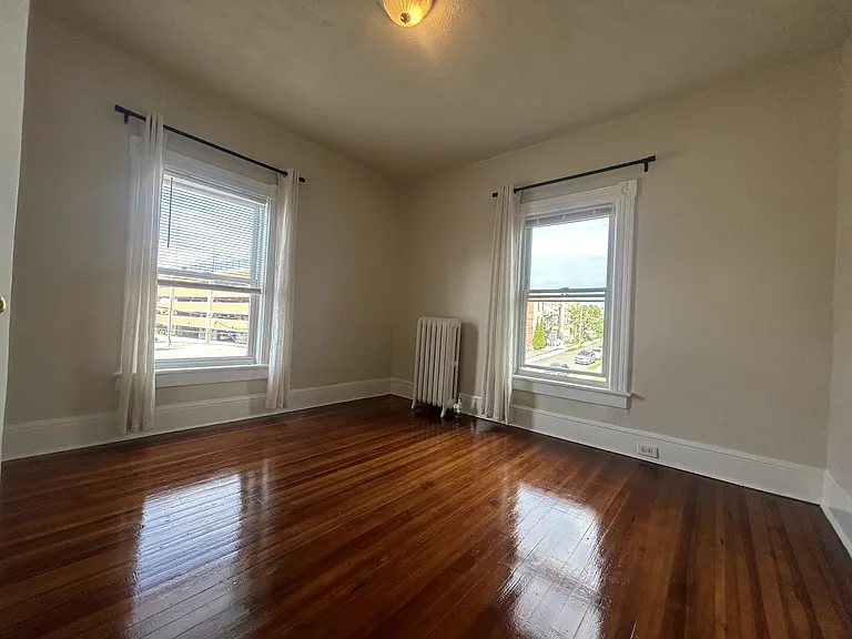 35 Kent Ave — Photo 7